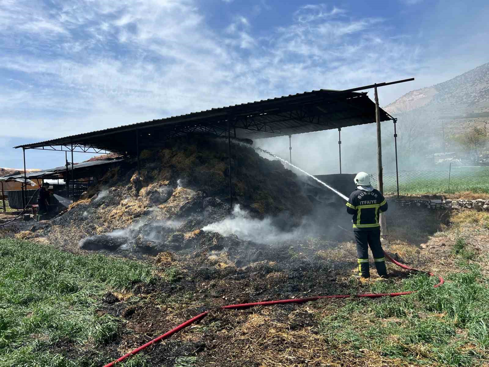 Burdur’da kaynak makinesinden çıkan yangında bin saman balyası yandı: 1 yaralı
