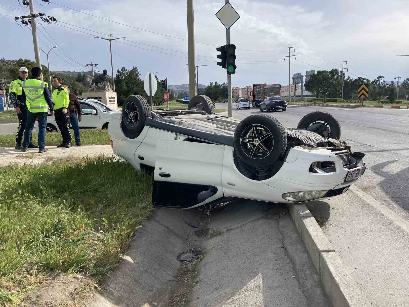 Burdur’da kontrolden çıkan otomobil refüje devrildi: 1  yaralı
