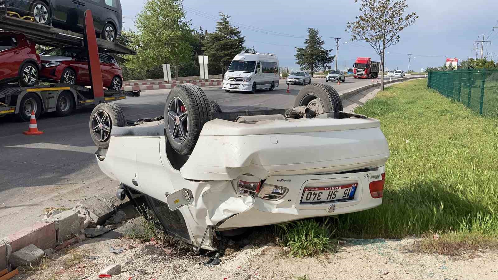 Burdur’da kontrolden çıkan otomobil refüje devrildi: 1  yaralı
