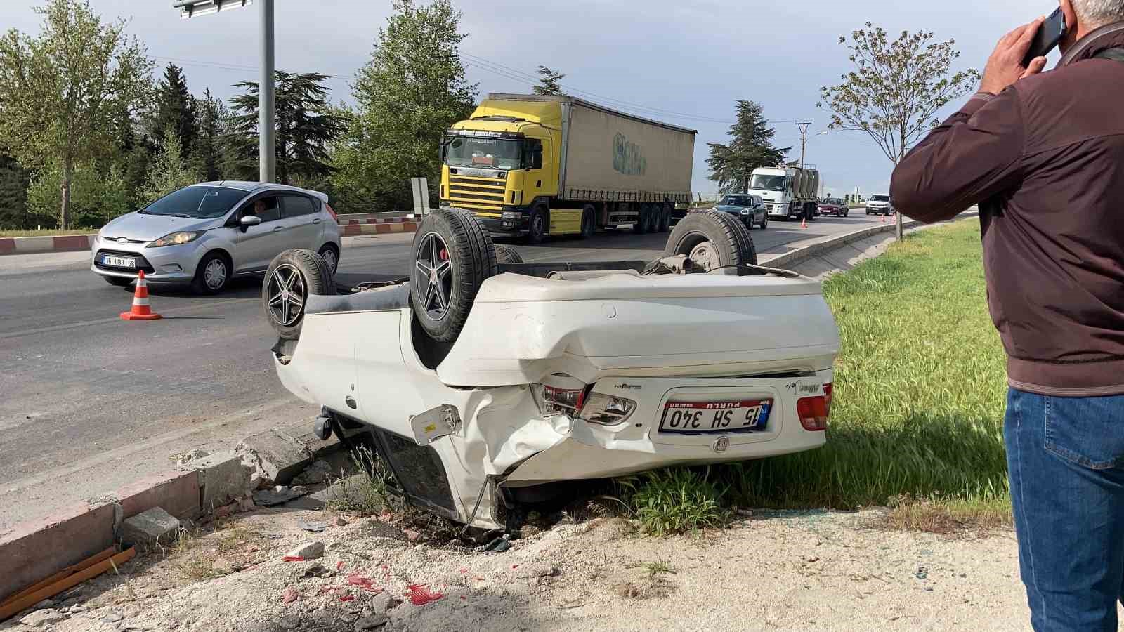 Burdur’da kontrolden çıkan otomobil refüje devrildi: 1  yaralı
