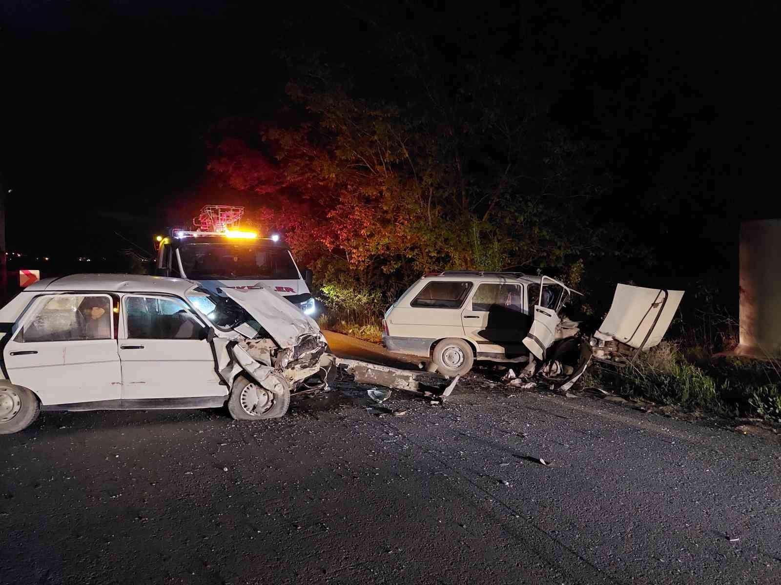 Burdur’da otomobiller kafa kafaya çarpıştı: 1’i çocuk 4 yaralı
