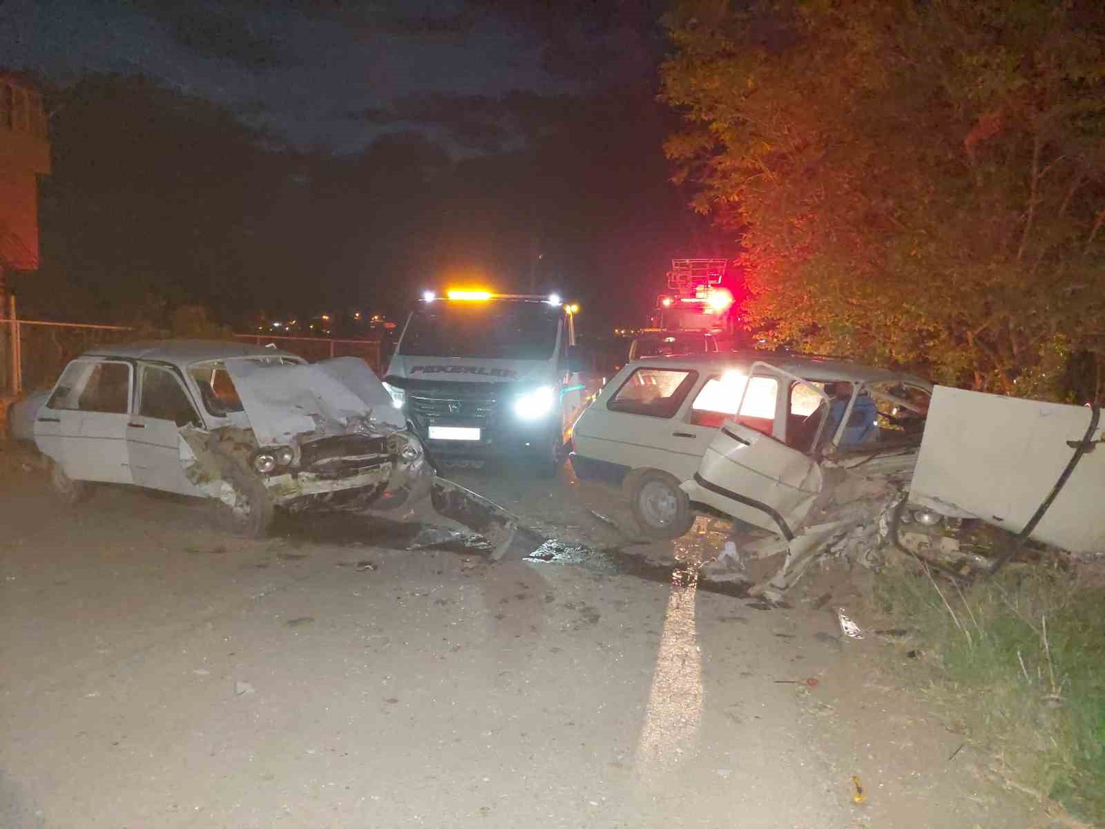 Burdur’da otomobiller kafa kafaya çarpıştı: 1’i çocuk 4 yaralı
