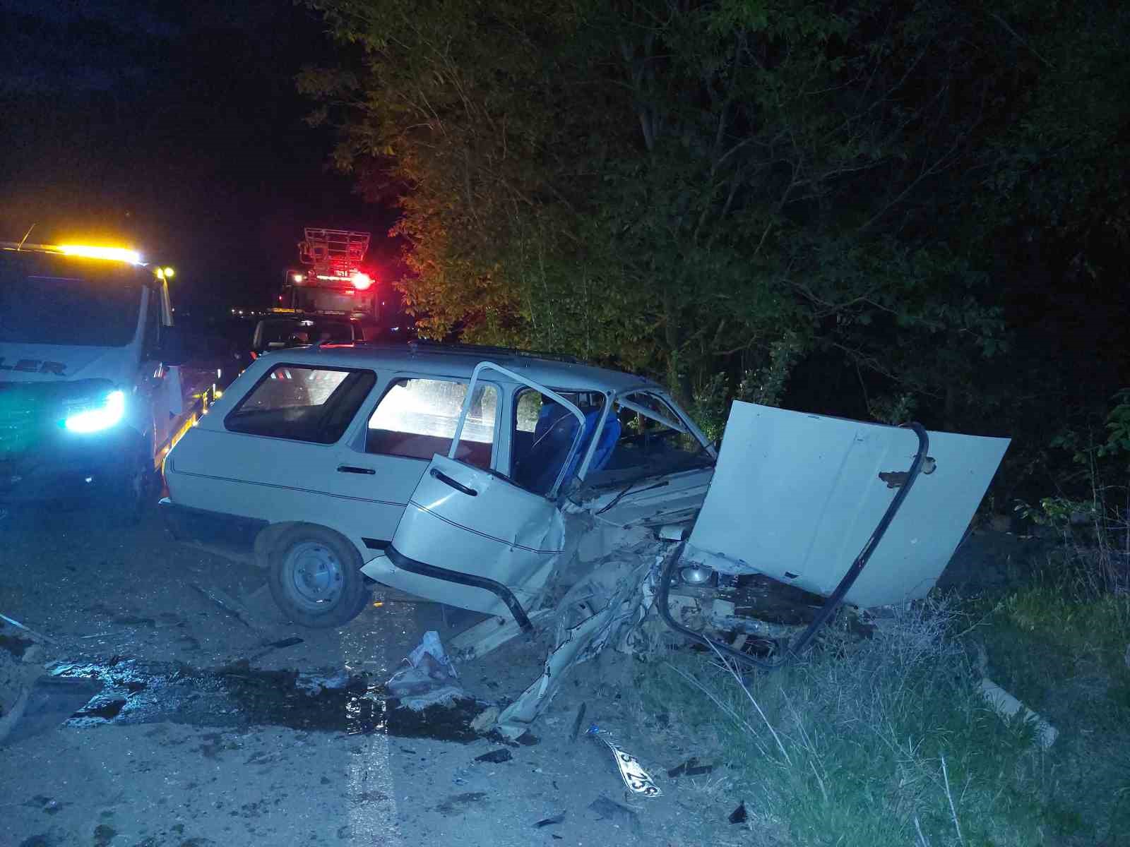 Burdur’da otomobiller kafa kafaya çarpıştı: 1’i çocuk 4 yaralı
