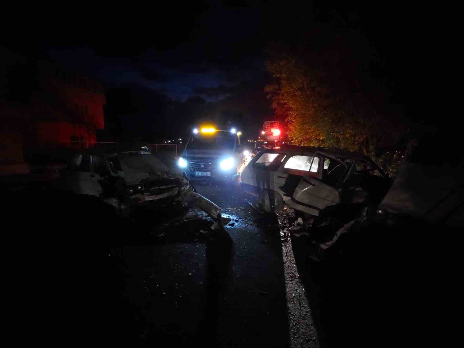 Burdur’da otomobiller kafa kafaya çarpıştı: 1’i çocuk 4 yaralı
