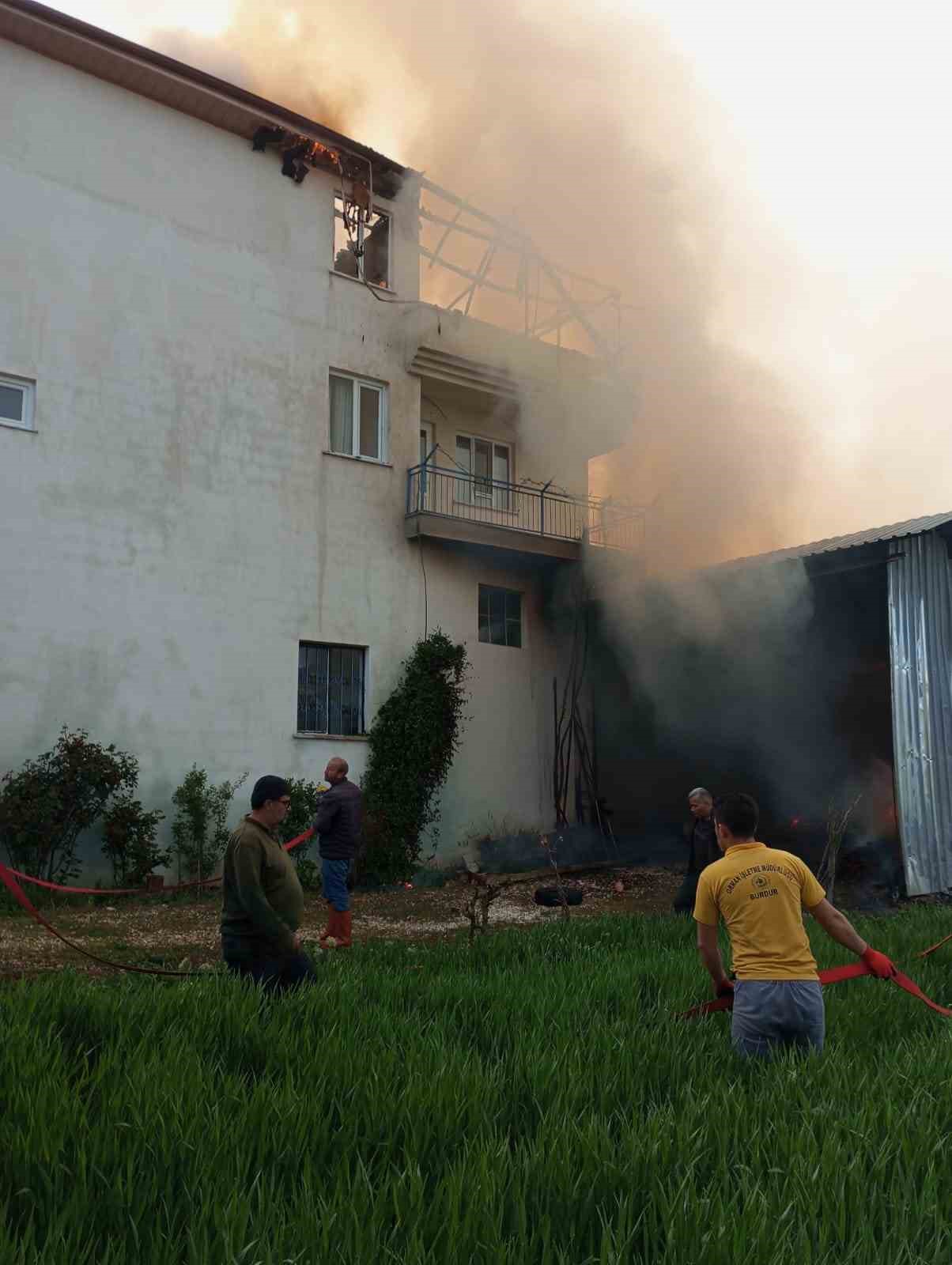 Burdur’da samanlıkta başlayan yangın eve sıçradı, büyük çapta maddi hasar meydana geldi
