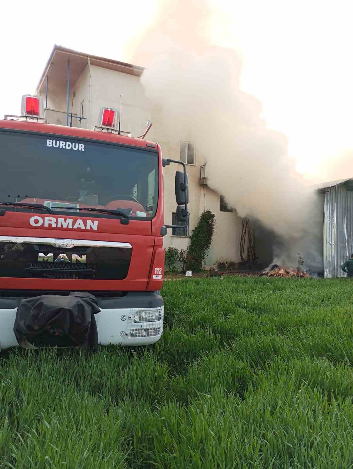 Burdur’da samanlıkta başlayan yangın eve sıçradı, büyük çapta maddi hasar meydana geldi
