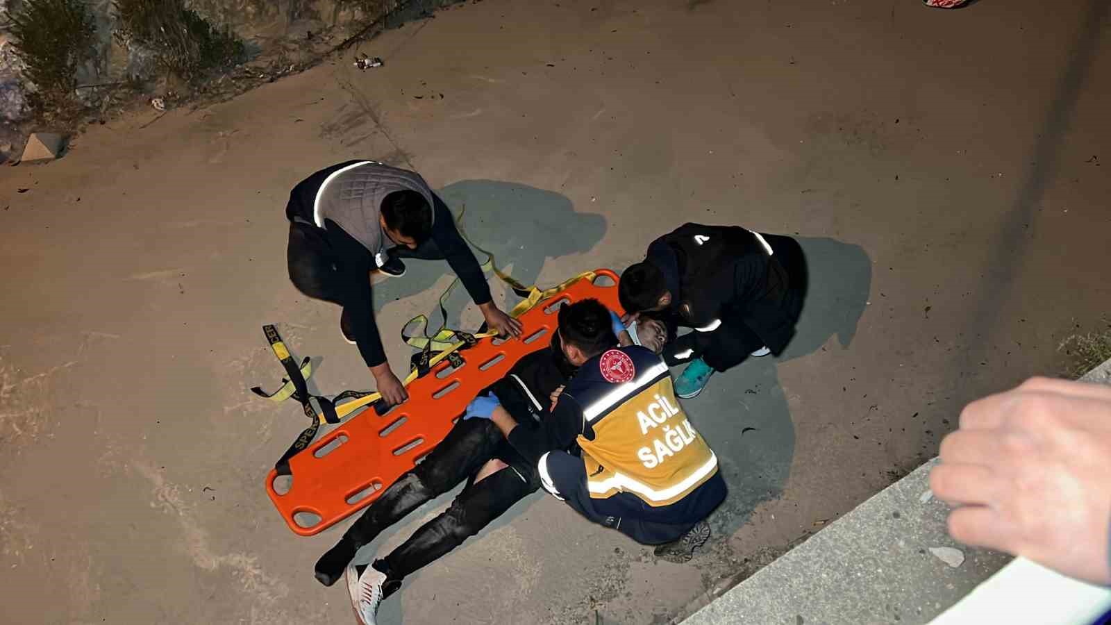 Burdur’da virajı alamayan motosikletli dereye uçarak yaralandı
