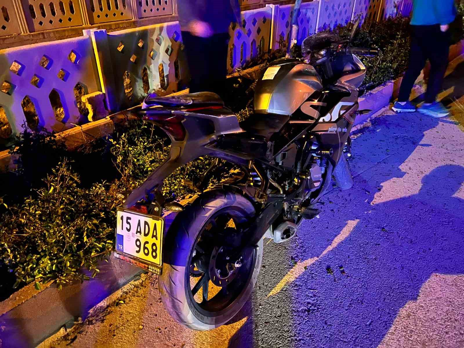 Burdur’da virajı alamayan motosikletli dereye uçarak yaralandı
