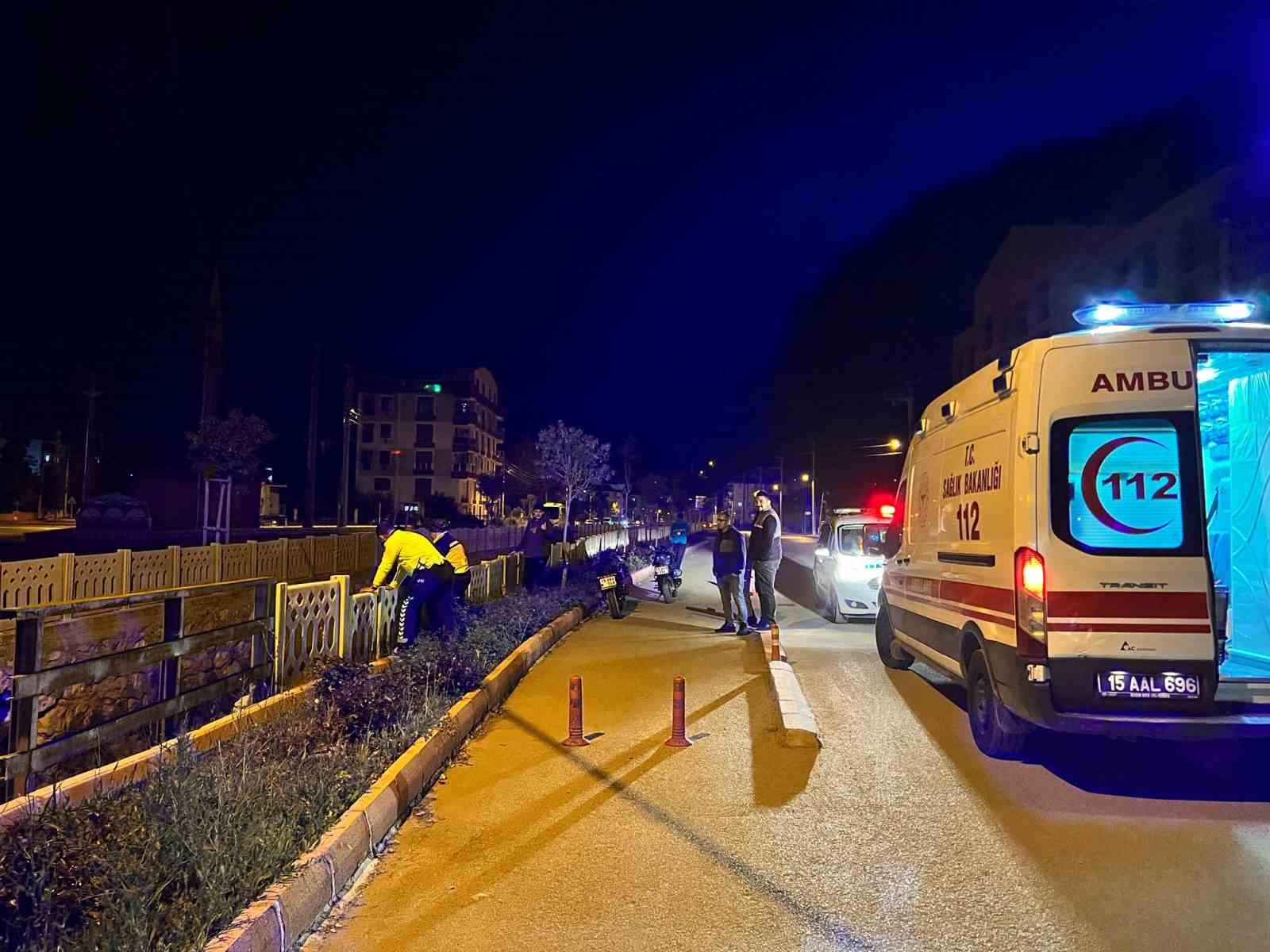 Burdur’da virajı alamayan motosikletli dereye uçarak yaralandı
