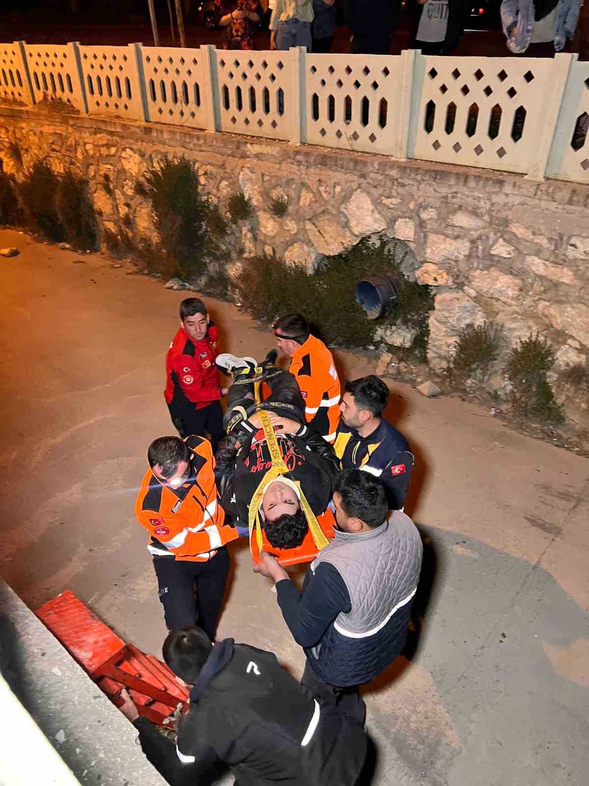 Burdur’da virajı alamayan motosikletli dereye uçarak yaralandı
