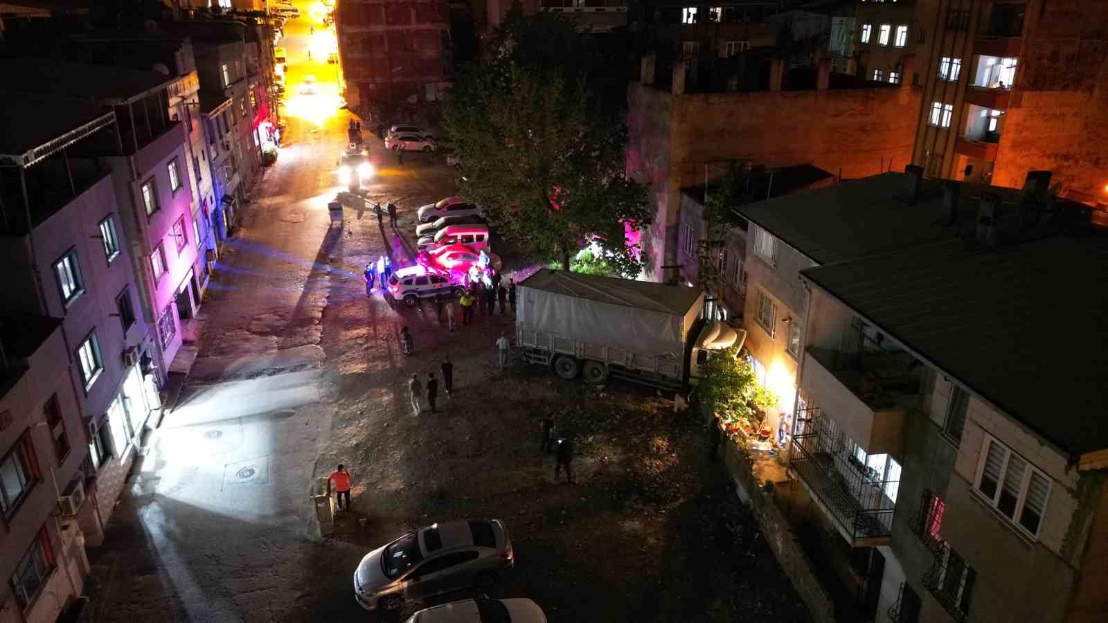 Bursa’da facia ucuz atlatıldı.. Freni boşalan kamyon eve girdi
