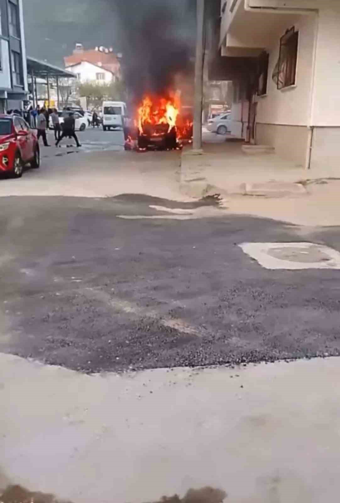 Bursa’da park halindeki otomobil alev alev yandı
