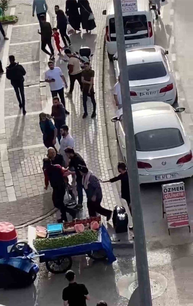 Bursa’da seyyarın satıcılar "yer" kavgası kamerada