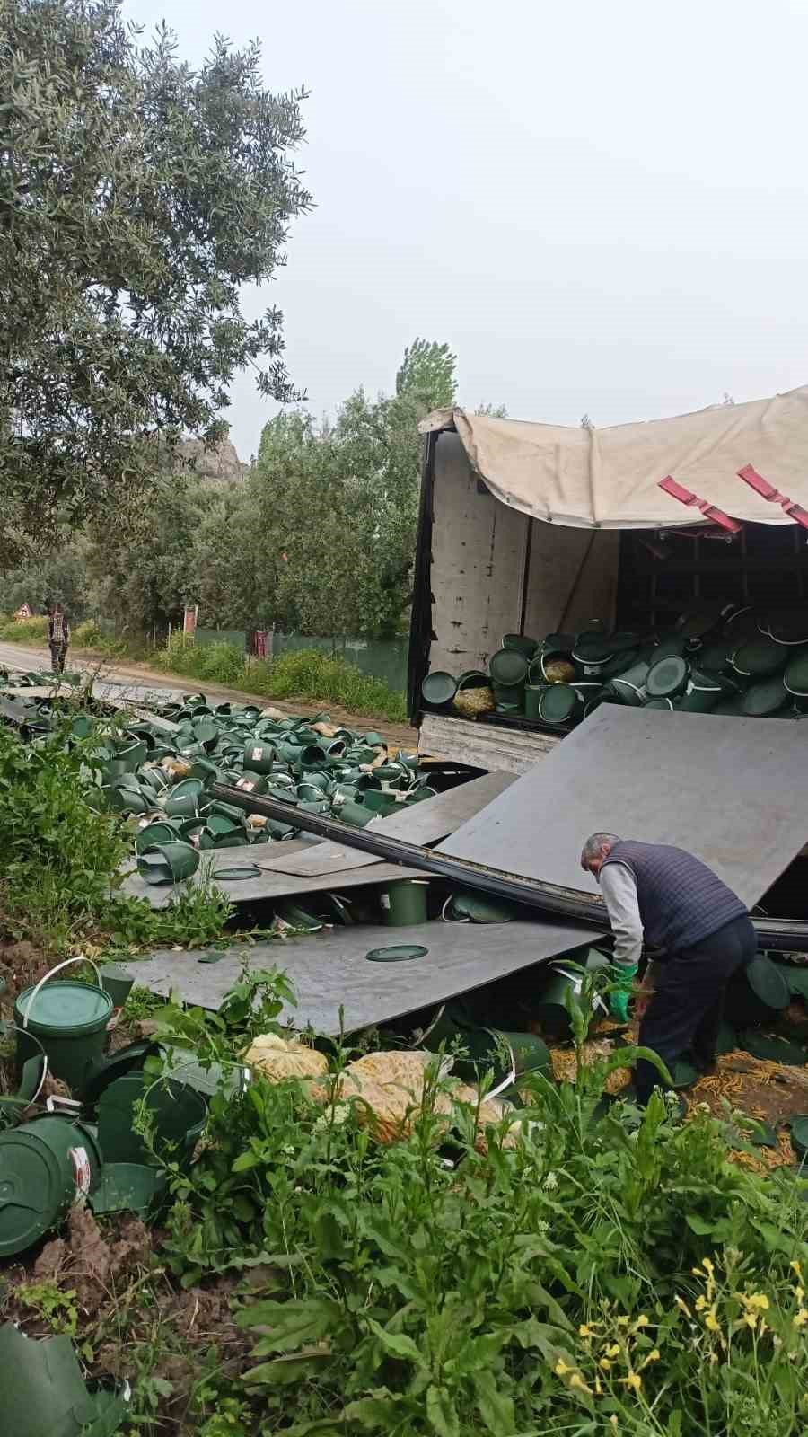 Bursa’da turşu yüklü tır devrildi, karayolu turşu bidonlarıyla doldu
