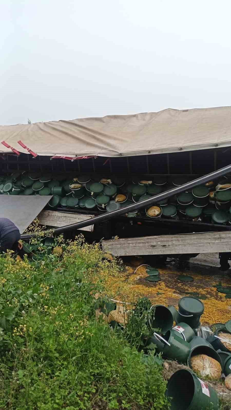 Bursa’da turşu yüklü tır devrildi, karayolu turşu bidonlarıyla doldu
