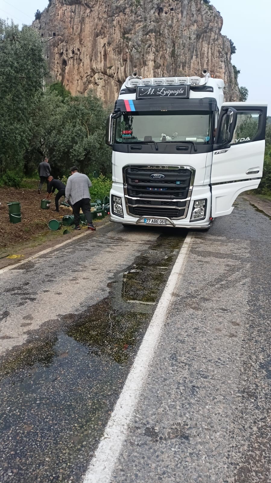 Bursa’da turşu yüklü tır devrildi, karayolu turşu bidonlarıyla doldu
