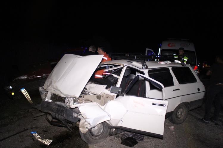 Çanakkale’de iki otomobil kafa kafaya çarpıştı: 8 yaralı
