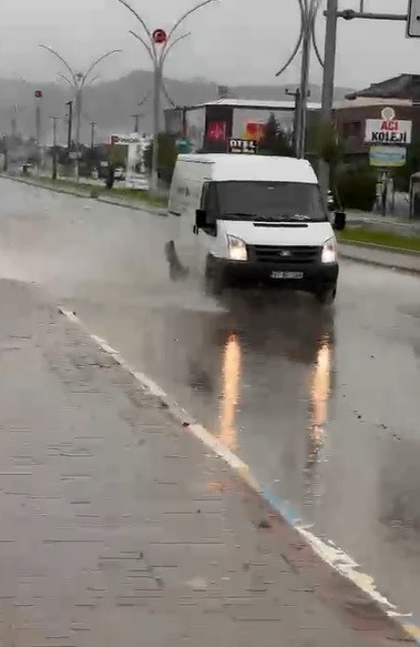 Çanakkale’de sağanak yağış hayatı olumsuz etkiledi
