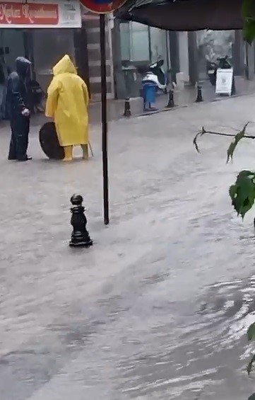 Çanakkale’de sağanak yağış hayatı olumsuz etkiledi
