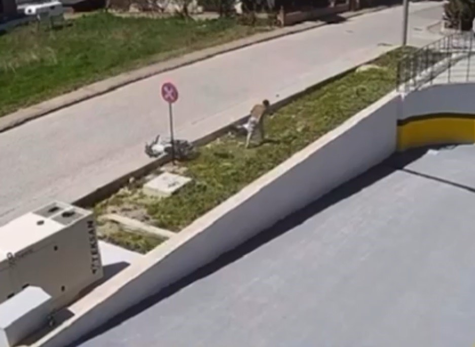 Çanakkale’de tek teker üzerinde ilerleyen motosikletin kaza anı kamerada
