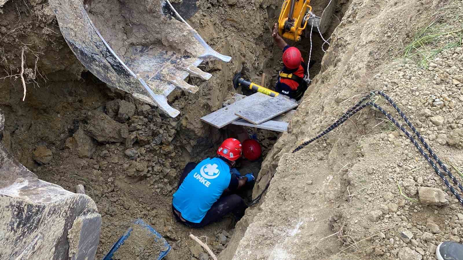 Çanakkale’de toprak kayması: Göçük altında kalanları kurtarma çalışmaları devam ediyor
