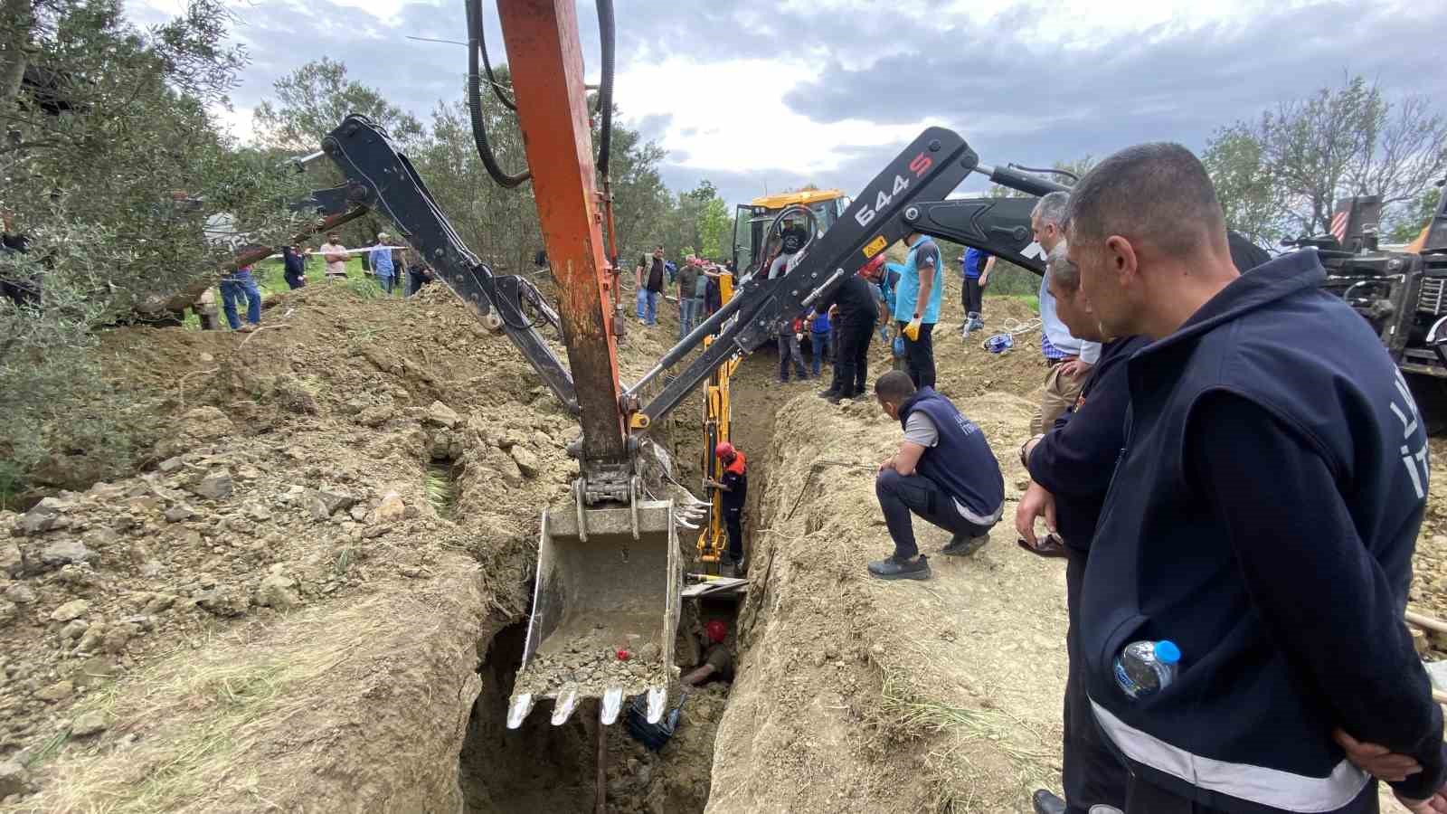 Çanakkale’de toprak kayması: Göçük altında kalanları kurtarma çalışmaları devam ediyor
