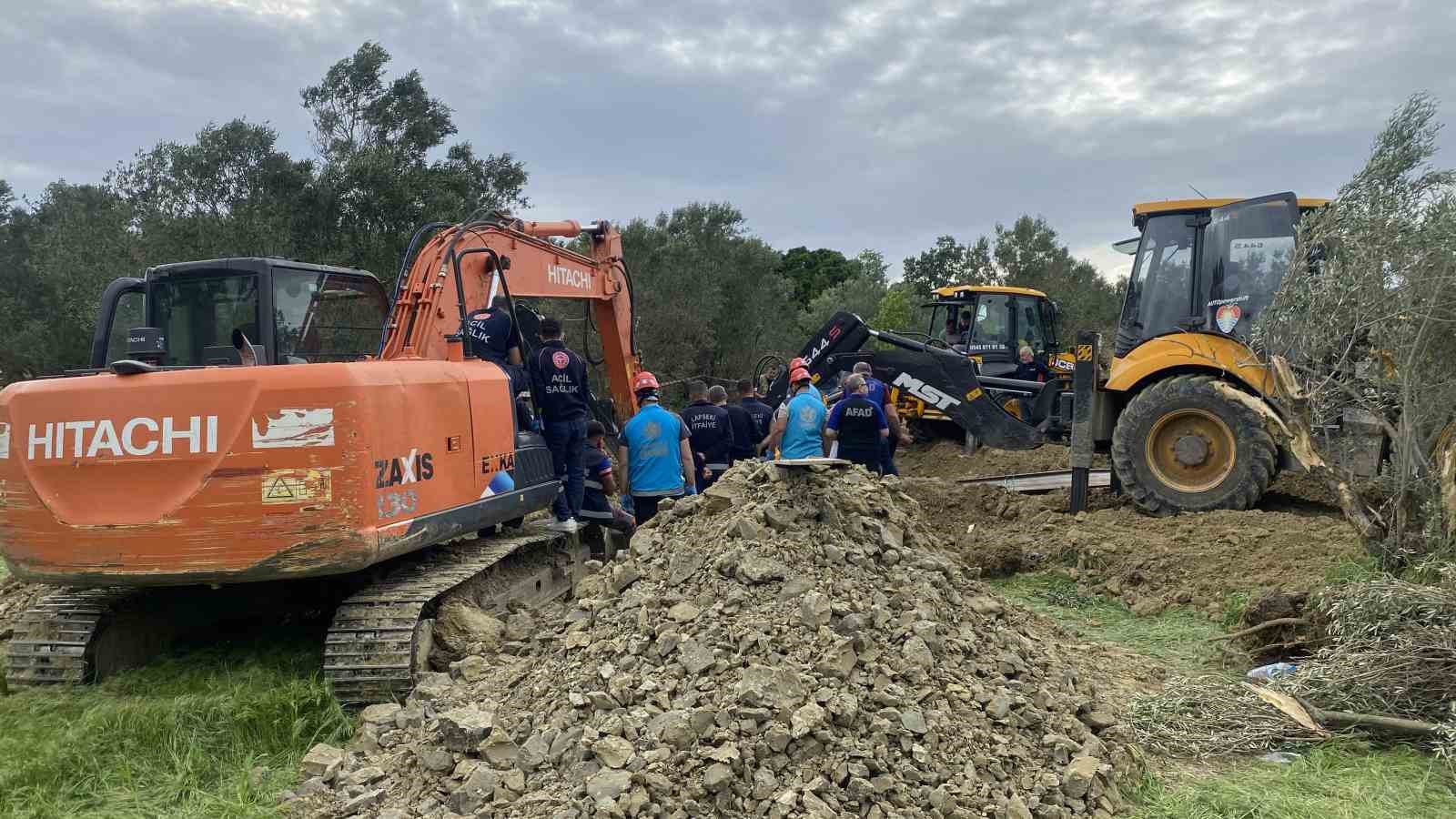 Çanakkale’de toprak kayması: Göçük altında kalanları kurtarma çalışmaları devam ediyor
