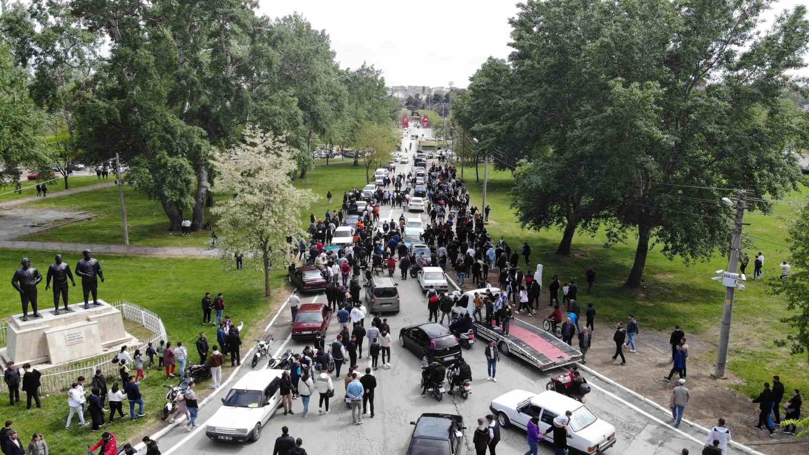 Canını hiçe saydı, drift atan otomobilin üzerine atladı
