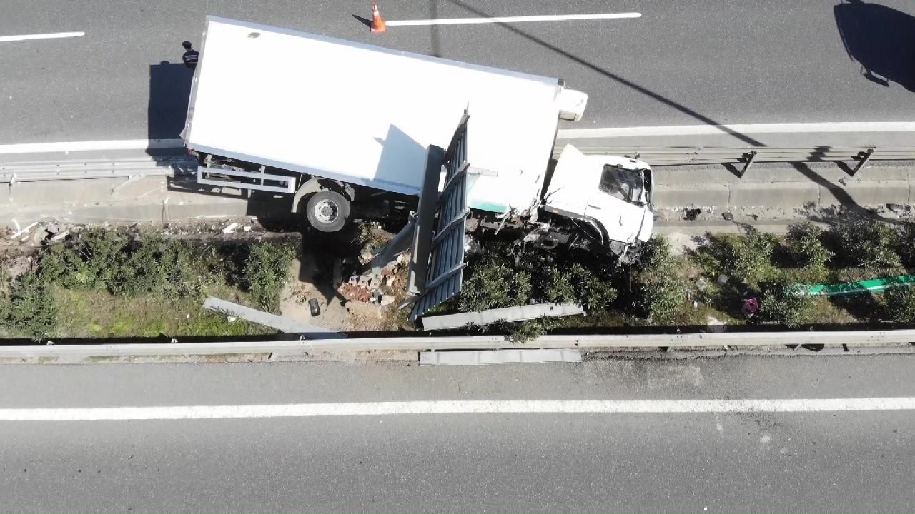 Çekmeköy’de virajı alamayan kamyon yan yattı
