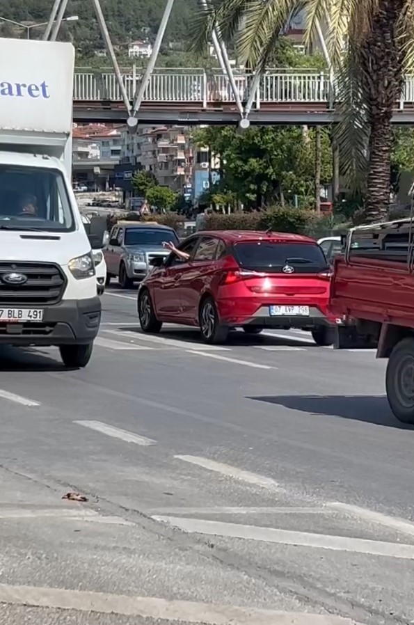 Çevre yolunda ters yöne girdi, doğru yönde giden sürücülerle tartıştı
