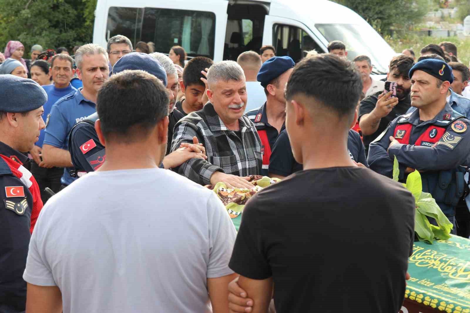 Cinayete kurban giden kızının ardından ’Çocuklarına sahip çıkacağım’ diye gözyaşı döktü
