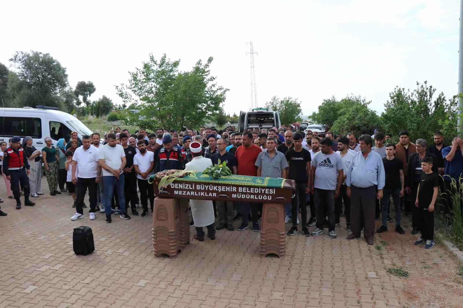 Cinayete kurban giden kızının ardından ’Çocuklarına sahip çıkacağım’ diye gözyaşı döktü
