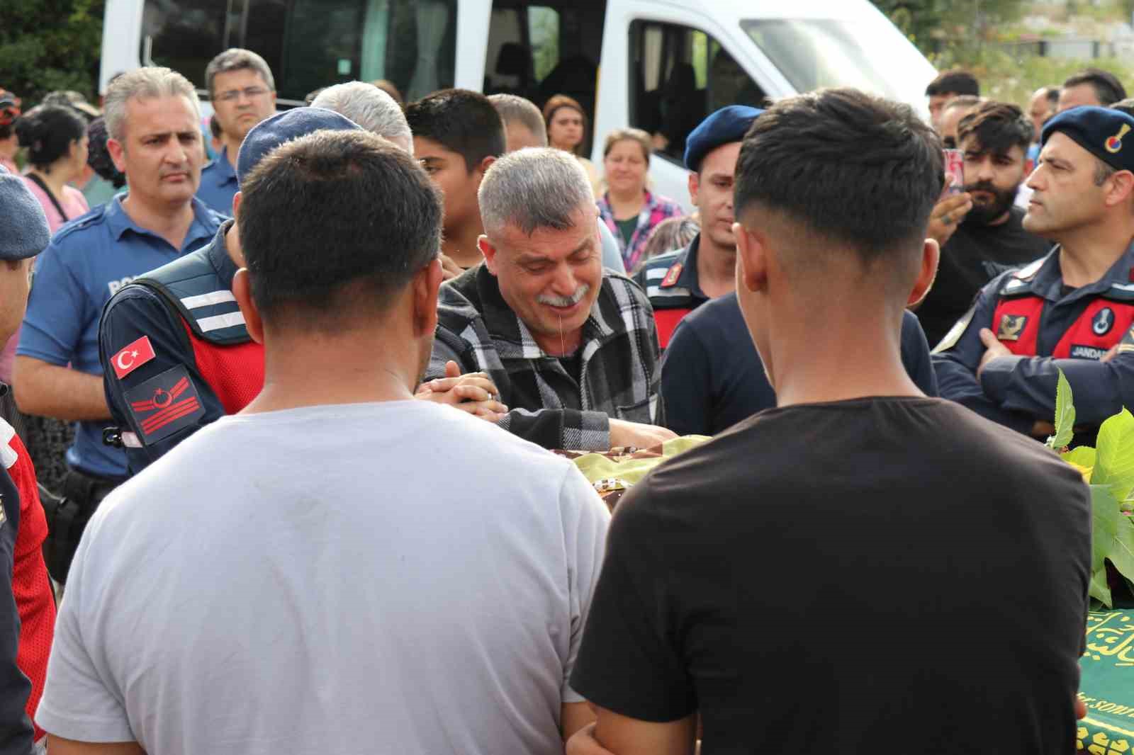 Cinayete kurban giden kızının ardından ’Çocuklarına sahip çıkacağım’ diye gözyaşı döktü
