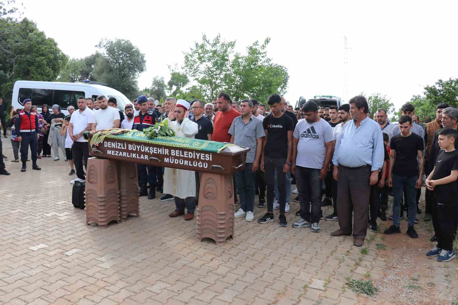 Cinayete kurban giden kızının ardından ’Çocuklarına sahip çıkacağım’ diye gözyaşı döktü
