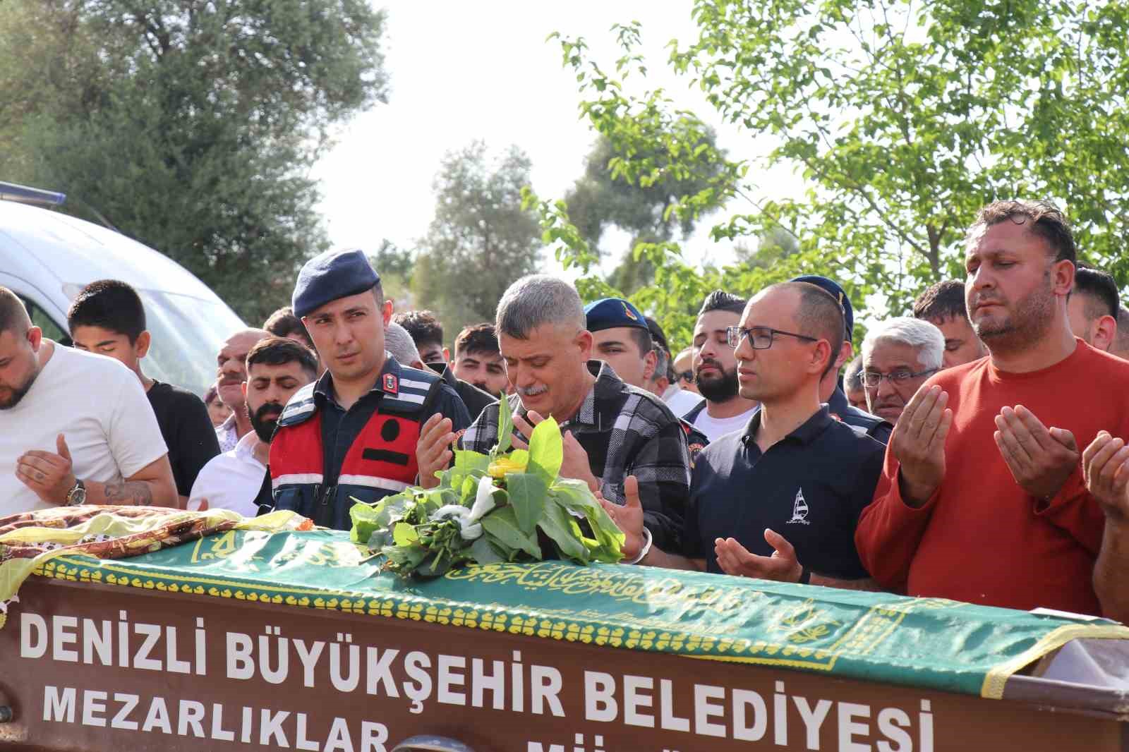 Cinayete kurban giden kızının ardından ’Çocuklarına sahip çıkacağım’ diye gözyaşı döktü
