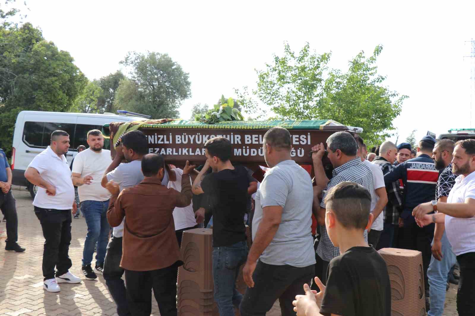 Cinayete kurban giden kızının ardından ’Çocuklarına sahip çıkacağım’ diye gözyaşı döktü
