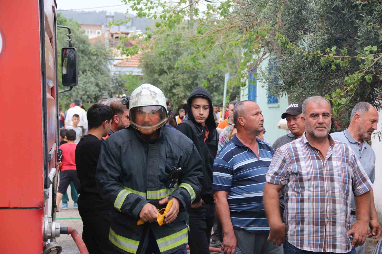 Çocukların ateşle oyununda gecekondu ve kamyonet küle döndü
