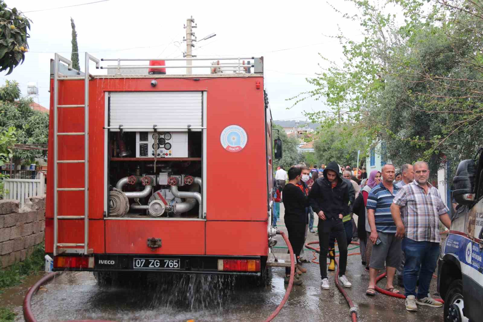 Çocukların ateşle oyununda gecekondu ve kamyonet küle döndü
