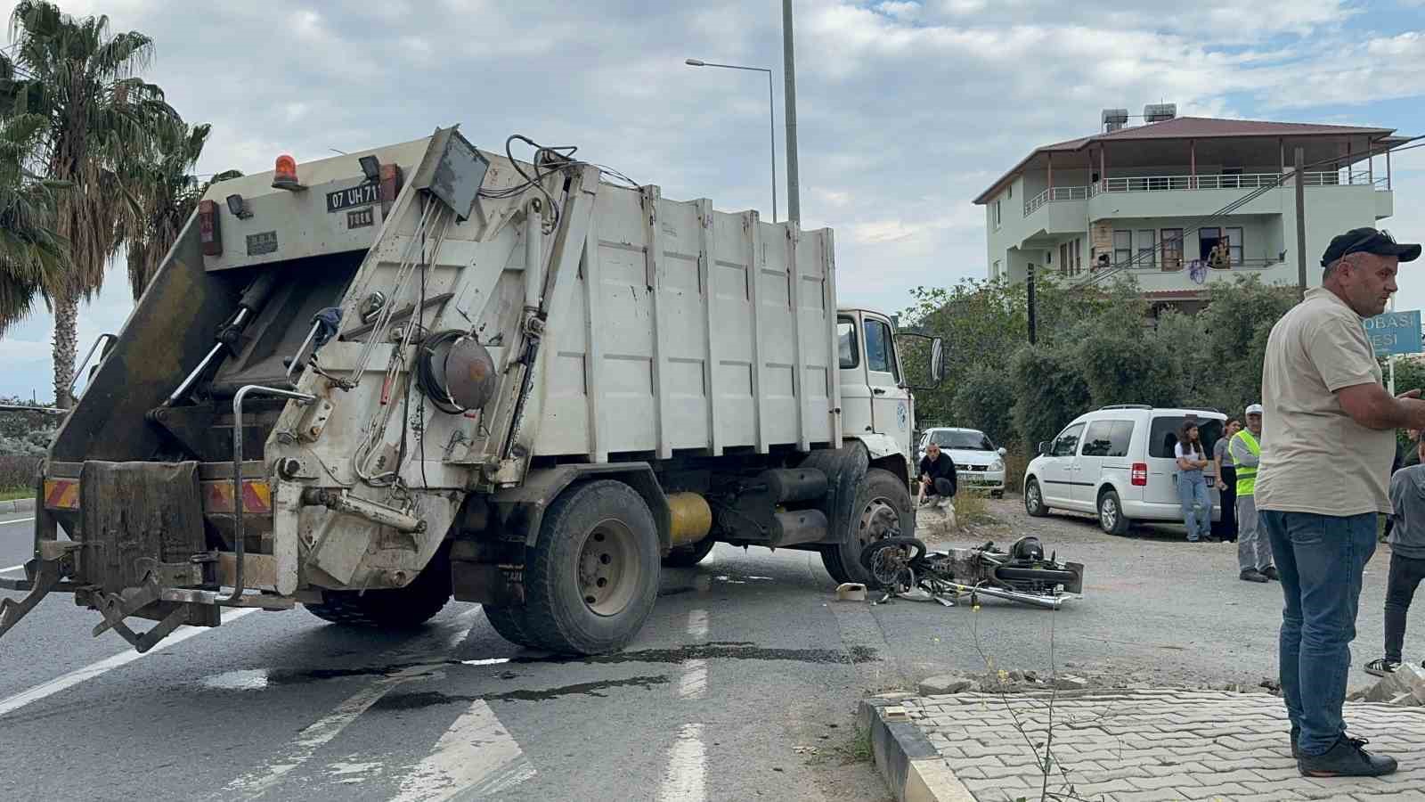 Çöp kamyonu ile motosiklet çarpıştı: 1 ağır yaralı
