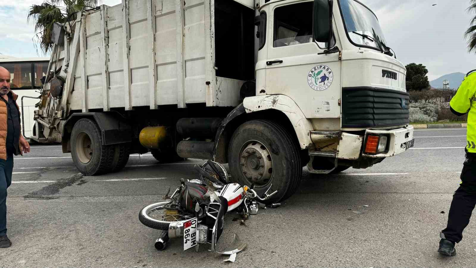 Çöp kamyonu ile motosiklet çarpıştı: 1 ağır yaralı
