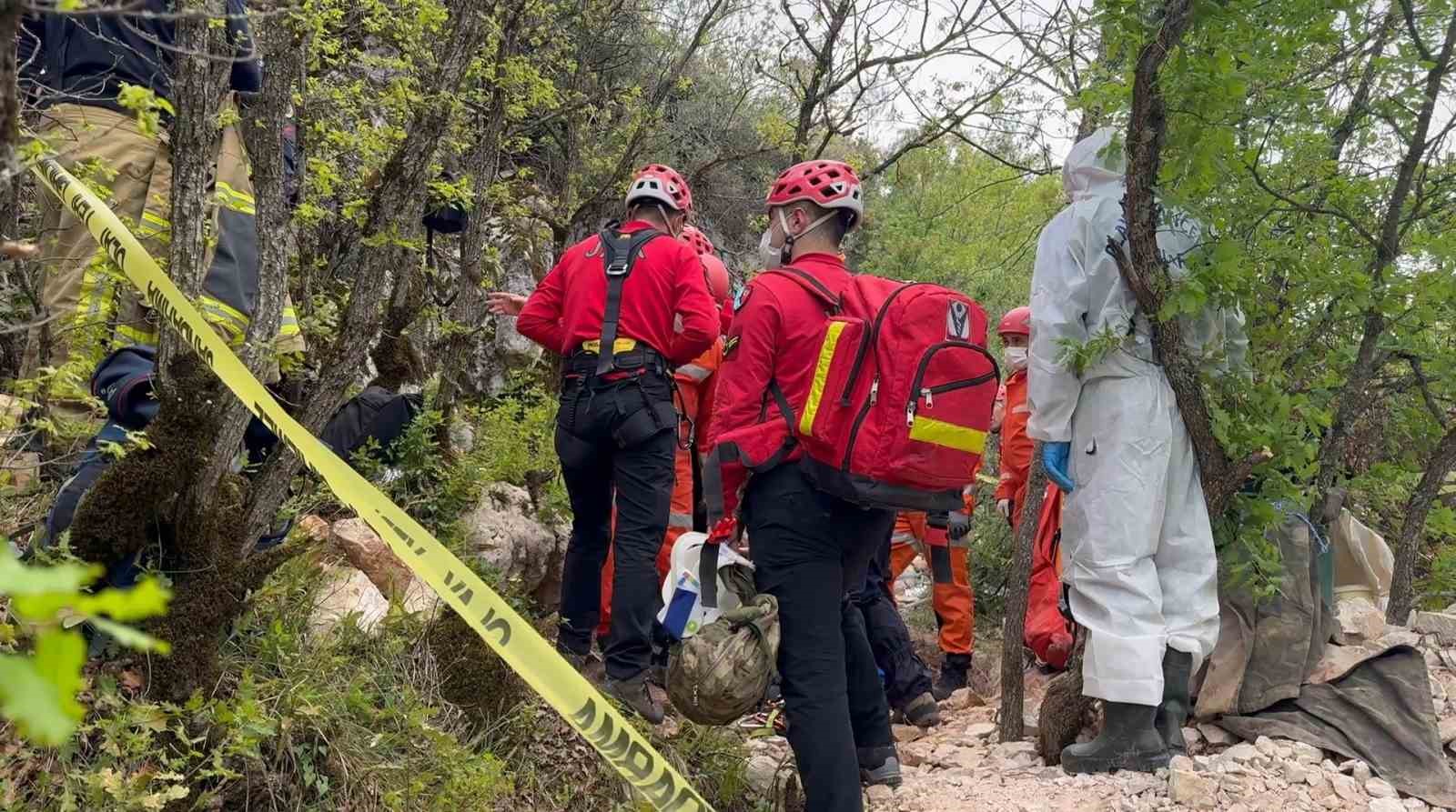 Define ararken mağarada ölen baba ile oğlu toprağa verildi
