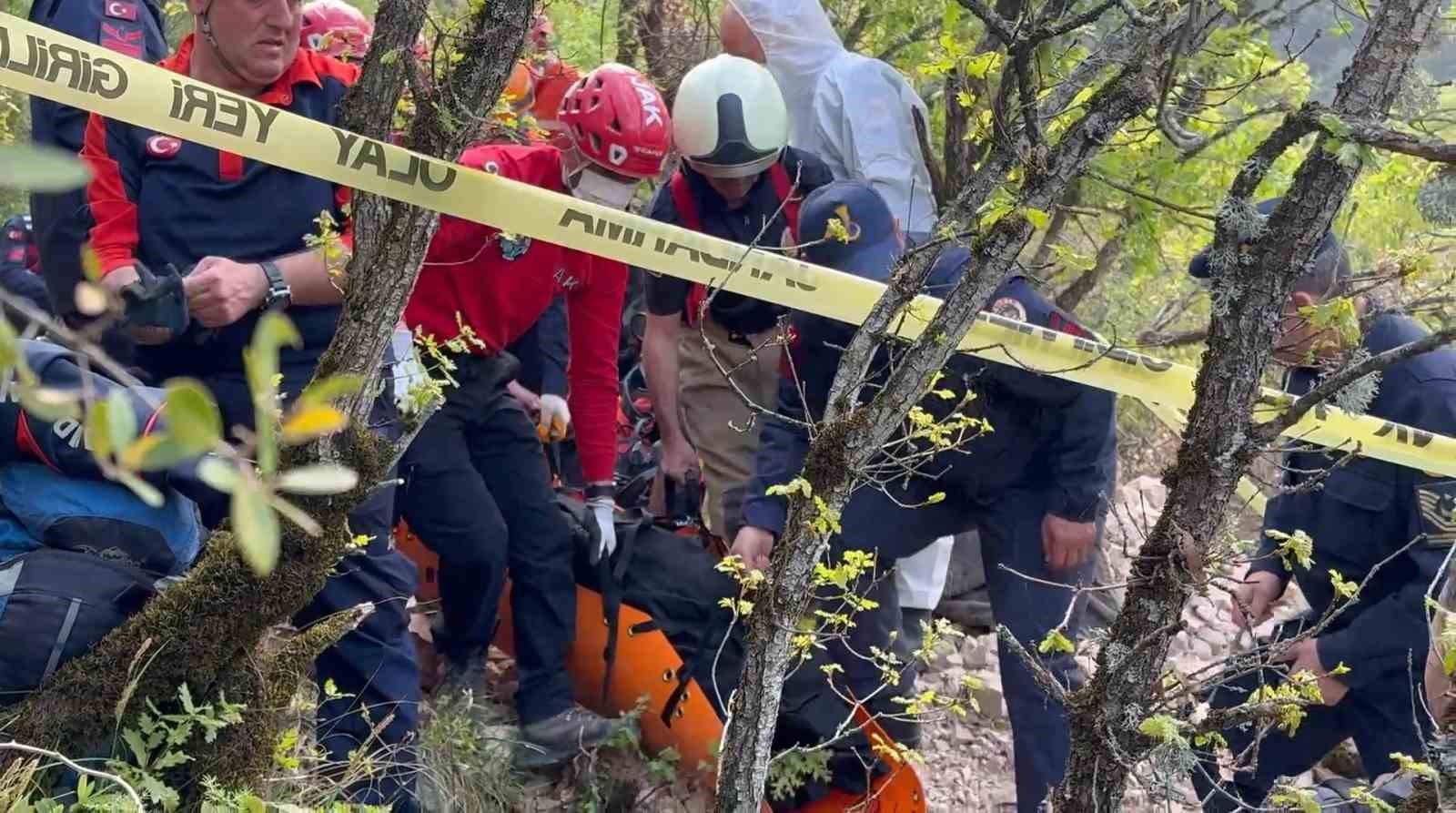 Define ararken mağarada ölen baba ile oğlu toprağa verildi
