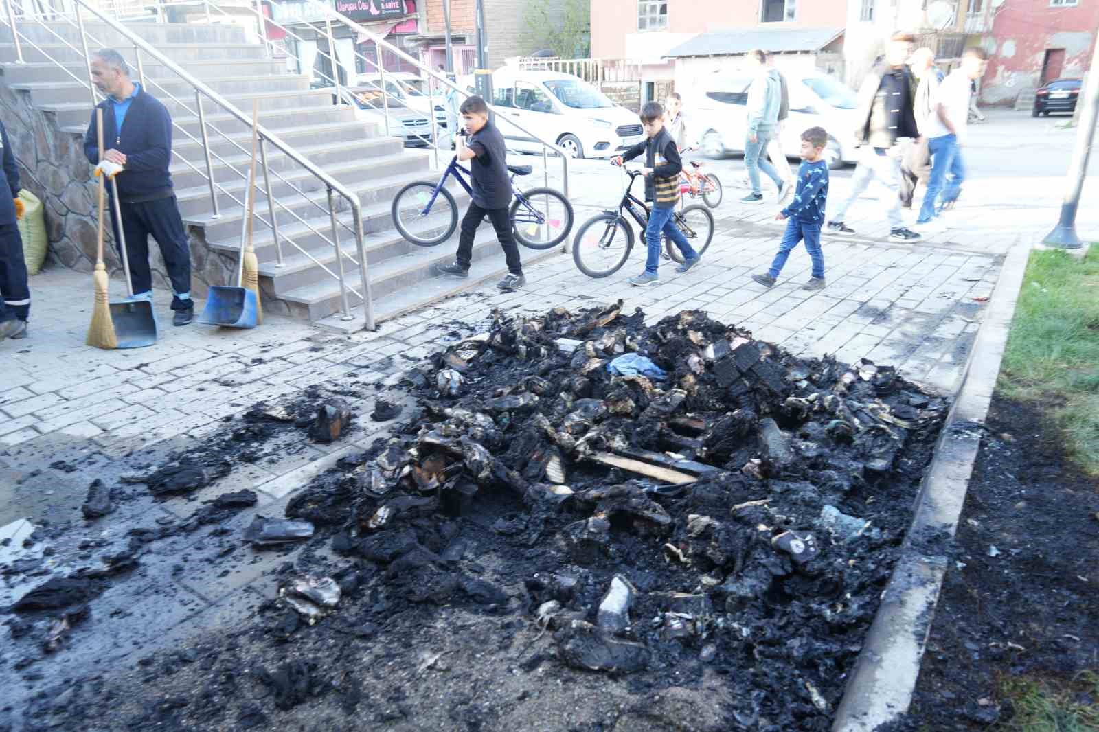 DEM Partili belediyeye tepki gösteren şahıs eşyalarını ateşe verdi
