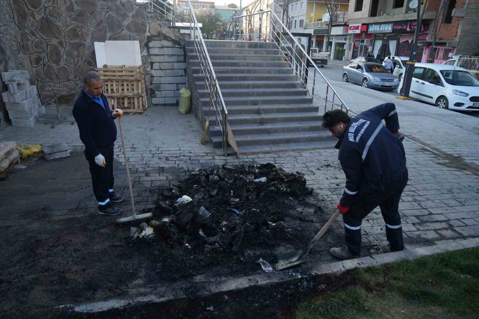 DEM Partili belediyeye tepki gösteren şahıs eşyalarını ateşe verdi
