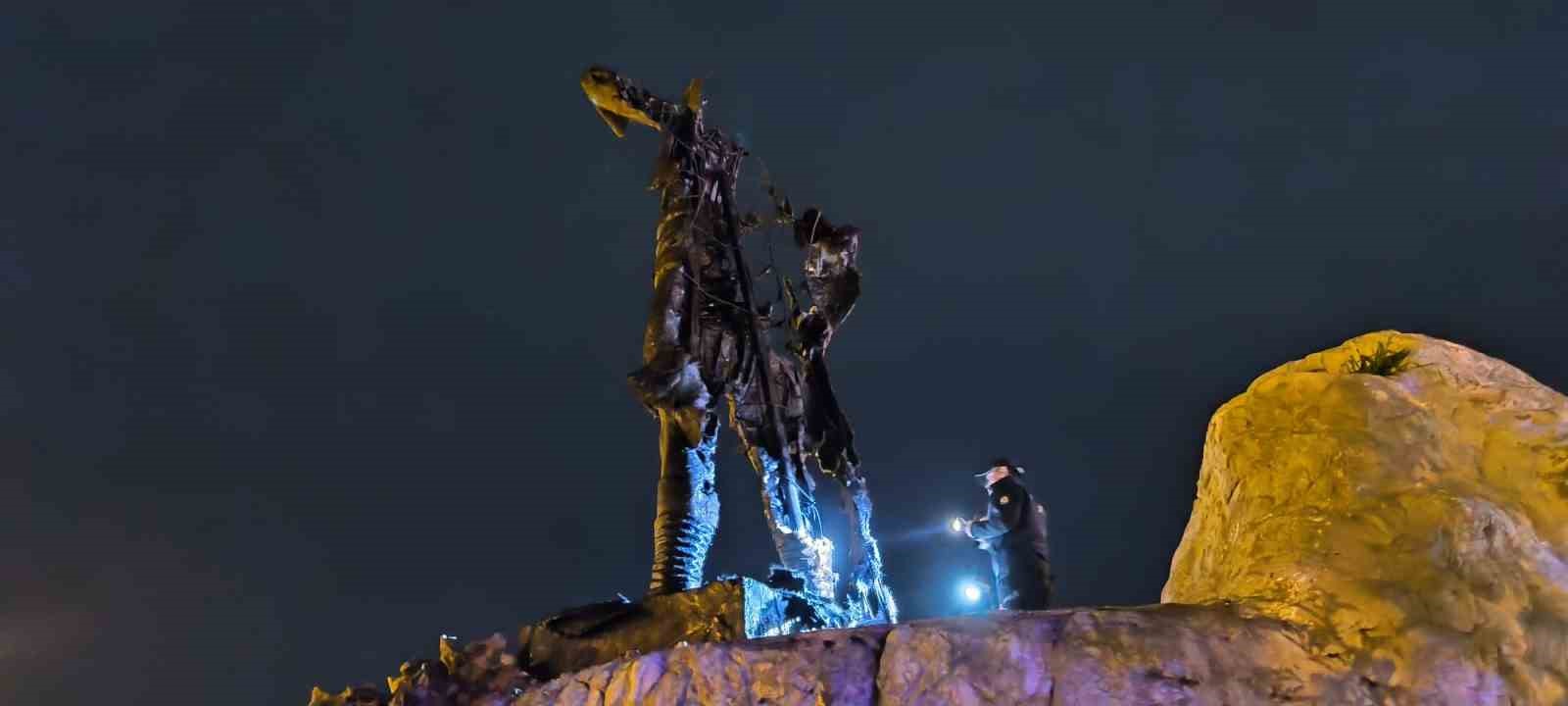 Denizli’de Milli Mücadele kahramanının heykeli kundaklandı
