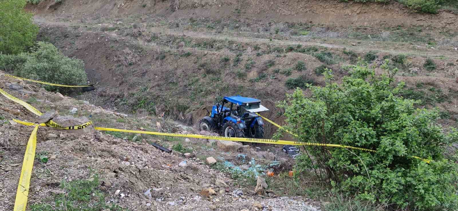 Dere yatağına devrilen traktörün sürücü hayatını kaybetti