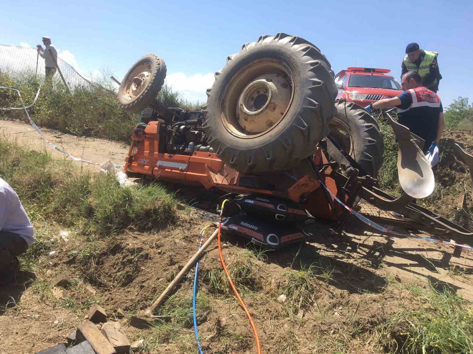 Devrilen traktörün altında kalan kişi hayatını kaybetti