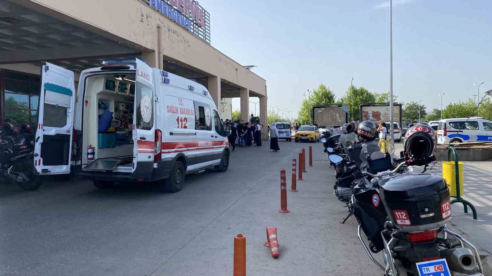 Diyarbakır’da hastane önünde bıçaklı kavga: 4 yaralı
