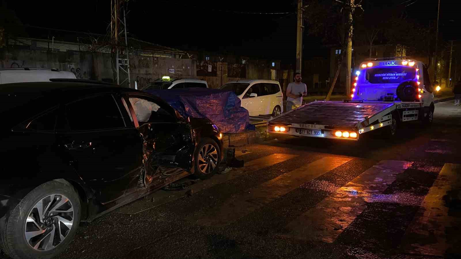 Diyarbakır’da iki otomobil çarpıştı: 4 yaralı
