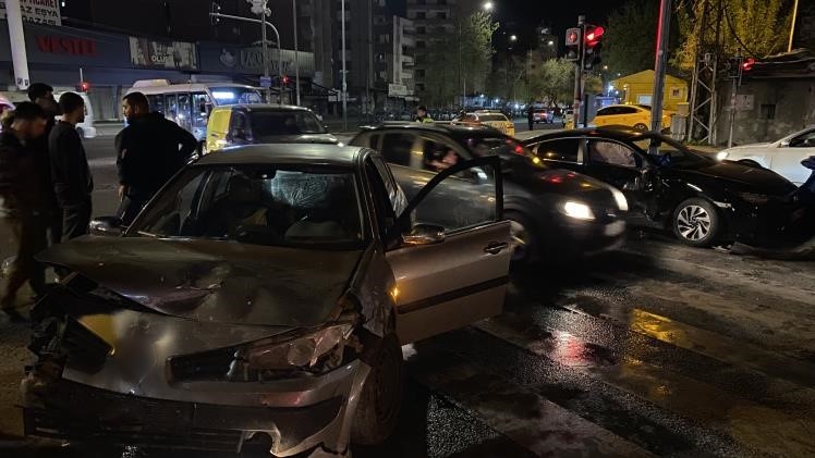 Diyarbakır’da iki otomobil çarpıştı: 4 yaralı
